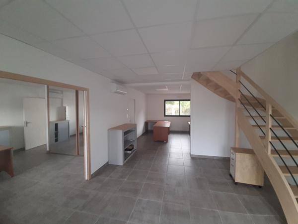 A LOUER LOCAL D'ACTIVITE INDEPENDANT de 445 m² AVEC GRAND FONCIER SECURISE - SUD DE NANTES