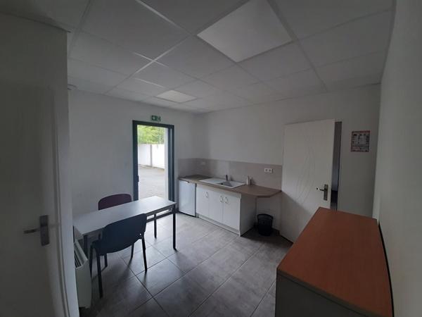 A LOUER LOCAL D'ACTIVITE INDEPENDANT de 445 m² AVEC GRAND FONCIER SECURISE - SUD DE NANTES