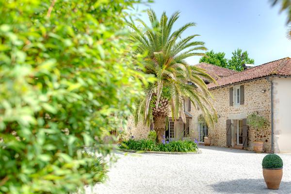 Charme absolu et prestations haut de gamme pour cette bastide de standing