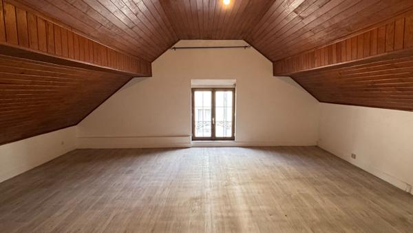 MAISON DE VILLE AVEC TERRASSE A LOUER ROMORANTIN
