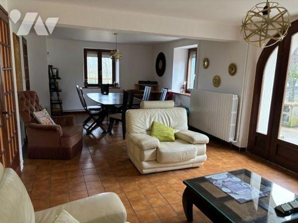 A VENDRE PROPRIETE FERME CHEVAUX EQUESTRE

Propriété / Ferme comprenant : 
- sous-sol : cave...