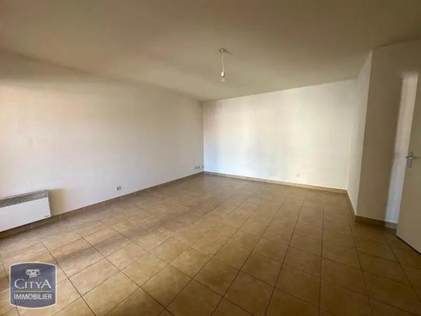 Appartement à louer 2 pièces 51.87m² Milhaud (30540)