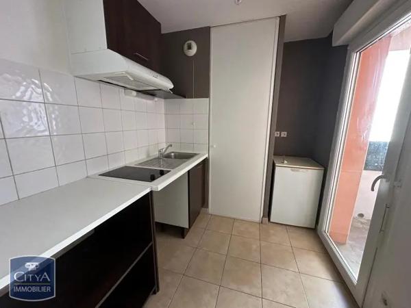 Appartement à louer 2 pièces 51.87m² Milhaud (30540)