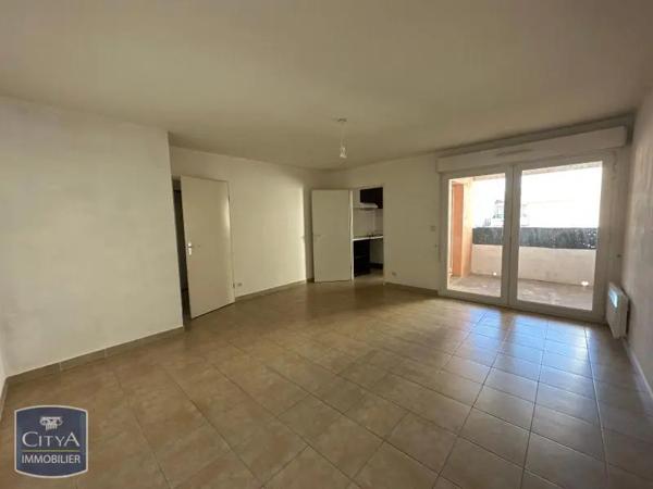 Appartement à louer 2 pièces 51.87m² Milhaud (30540)