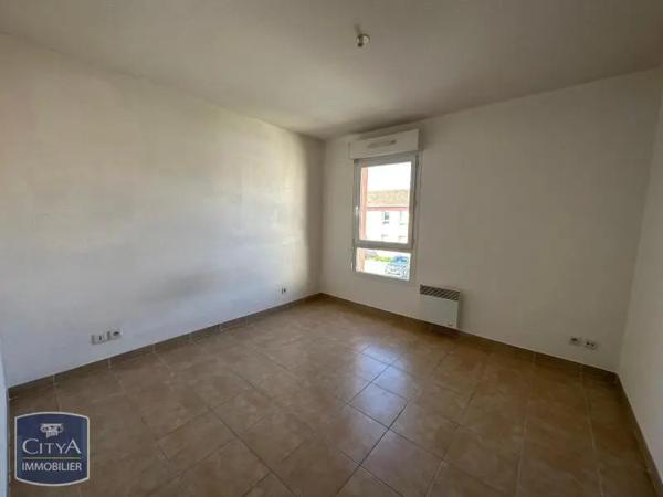 Appartement à louer 2 pièces 51.87m² Milhaud (30540)