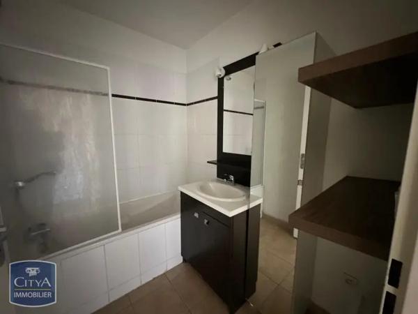 Appartement à louer 2 pièces 51.87m² Milhaud (30540)