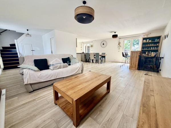 A VENDRE BALLANCOURT SUR ESSONNE (91610)
- SECTEUR RÉSIDENTIEL, CALME et RECHERCHE EN IMPASSE - SANS VIS A VIS - 
Proches de toutes commodités (bus, gare, écoles, commerces et transports)
PAVILLON INDIVIDUEL année 2005 de 5 pièces principales de 140 m2 ( sur terrain clos bien exposé de 510 m2 environ comprenant :

Au rez de chaussée: 
Entrée donnant sur une agréable pièce de vie réunissant Salon Séjour/cuisine équipée aménagée ouverte LUMINEUX et TRAVERSANT de 60 m2 environ avec accès direct à la terrasse de 30 m2 et au jardin SANS VIS A VIS exposé plein Sud, 1 rangement sous escalier, 1 buanderie, un garage motorisé attenant de 17 m² et 1 pièce complémentaire de 6 m² à terminer : bureau, salle d'eau, WC...

A l'étage: 
Palier donnant sur 3 GRANDES CHAMBRES avec rangement dont 1 avec DRESSING (16, 18 et 20 m² environ) et 1 belle salle de bains "Baignoire Balnéo" avec sèche serviette et plan de vasque + WC. 

A l’extérieur :
Jardin bien exposé.
1 abris de jardin.
Stationnement de 2 voitures en sus.

Les + :
DPE C
Beau volume et fort potentiel évolutif
Refait en 2022/2023 : Salle de bains balnéo, Vélux occultant avec moustiquaire
Carrelage RDC refait en 2025
Chaudière gaz à condensation.
Fenêtres double vitrage bois, 2 places de parking intérieur , fibre optique.
Secteur résidentiel calme en impasse, recherché proche des commodités