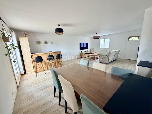 A VENDRE BALLANCOURT SUR ESSONNE (91610)
- SECTEUR RÉSIDENTIEL, CALME et RECHERCHE EN IMPASSE - SANS VIS A VIS - 
Proches de toutes commodités (bus, gare, écoles, commerces et transports)
PAVILLON INDIVIDUEL année 2005 de 5 pièces principales de 140 m2 ( sur terrain clos bien exposé de 510 m2 environ comprenant :

Au rez de chaussée: 
Entrée donnant sur une agréable pièce de vie réunissant Salon Séjour/cuisine équipée aménagée ouverte LUMINEUX et TRAVERSANT de 60 m2 environ avec accès direct à la terrasse de 30 m2 et au jardin SANS VIS A VIS exposé plein Sud, 1 rangement sous escalier, 1 buanderie, un garage motorisé attenant de 17 m² et 1 pièce complémentaire de 6 m² à terminer : bureau, salle d'eau, WC...

A l'étage: 
Palier donnant sur 3 GRANDES CHAMBRES avec rangement dont 1 avec DRESSING (16, 18 et 20 m² environ) et 1 belle salle de bains "Baignoire Balnéo" avec sèche serviette et plan de vasque + WC. 

A l’extérieur :
Jardin bien exposé.
1 abris de jardin.
Stationnement de 2 voitures en sus.

Les + :
DPE C
Beau volume et fort potentiel évolutif
Refait en 2022/2023 : Salle de bains balnéo, Vélux occultant avec moustiquaire
Carrelage RDC refait en 2025
Chaudière gaz à condensation.
Fenêtres double vitrage bois, 2 places de parking intérieur , fibre optique.
Secteur résidentiel calme en impasse, recherché proche des commodités