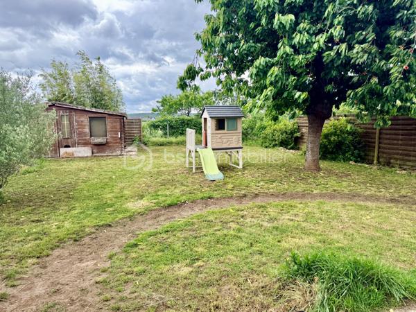 A VENDRE BALLANCOURT SUR ESSONNE (91610)
- SECTEUR RÉSIDENTIEL, CALME et RECHERCHE EN IMPASSE - SANS VIS A VIS - 
Proches de toutes commodités (bus, gare, écoles, commerces et transports)
PAVILLON INDIVIDUEL année 2005 de 5 pièces principales de 140 m2 ( sur terrain clos bien exposé de 510 m2 environ comprenant :

Au rez de chaussée: 
Entrée donnant sur une agréable pièce de vie réunissant Salon Séjour/cuisine équipée aménagée ouverte LUMINEUX et TRAVERSANT de 60 m2 environ avec accès direct à la terrasse de 30 m2 et au jardin SANS VIS A VIS exposé plein Sud, 1 rangement sous escalier, 1 buanderie, un garage motorisé attenant de 17 m² et 1 pièce complémentaire de 6 m² à terminer : bureau, salle d'eau, WC...

A l'étage: 
Palier donnant sur 3 GRANDES CHAMBRES avec rangement dont 1 avec DRESSING (16, 18 et 20 m² environ) et 1 belle salle de bains "Baignoire Balnéo" avec sèche serviette et plan de vasque + WC. 

A l’extérieur :
Jardin bien exposé.
1 abris de jardin.
Stationnement de 2 voitures en sus.

Les + :
DPE C
Beau volume et fort potentiel évolutif
Refait en 2022/2023 : Salle de bains balnéo, Vélux occultant avec moustiquaire
Carrelage RDC refait en 2025
Chaudière gaz à condensation.
Fenêtres double vitrage bois, 2 places de parking intérieur , fibre optique.
Secteur résidentiel calme en impasse, recherché proche des commodités