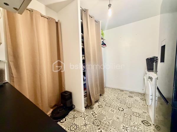 A VENDRE BALLANCOURT SUR ESSONNE (91610)
- SECTEUR RÉSIDENTIEL, CALME et RECHERCHE EN IMPASSE - SANS VIS A VIS - 
Proches de toutes commodités (bus, gare, écoles, commerces et transports)
PAVILLON INDIVIDUEL année 2005 de 5 pièces principales de 140 m2 ( sur terrain clos bien exposé de 510 m2 environ comprenant :

Au rez de chaussée: 
Entrée donnant sur une agréable pièce de vie réunissant Salon Séjour/cuisine équipée aménagée ouverte LUMINEUX et TRAVERSANT de 60 m2 environ avec accès direct à la terrasse de 30 m2 et au jardin SANS VIS A VIS exposé plein Sud, 1 rangement sous escalier, 1 buanderie, un garage motorisé attenant de 17 m² et 1 pièce complémentaire de 6 m² à terminer : bureau, salle d'eau, WC...

A l'étage: 
Palier donnant sur 3 GRANDES CHAMBRES avec rangement dont 1 avec DRESSING (16, 18 et 20 m² environ) et 1 belle salle de bains "Baignoire Balnéo" avec sèche serviette et plan de vasque + WC. 

A l’extérieur :
Jardin bien exposé.
1 abris de jardin.
Stationnement de 2 voitures en sus.

Les + :
DPE C
Beau volume et fort potentiel évolutif
Refait en 2022/2023 : Salle de bains balnéo, Vélux occultant avec moustiquaire
Carrelage RDC refait en 2025
Chaudière gaz à condensation.
Fenêtres double vitrage bois, 2 places de parking intérieur , fibre optique.
Secteur résidentiel calme en impasse, recherché proche des commodités