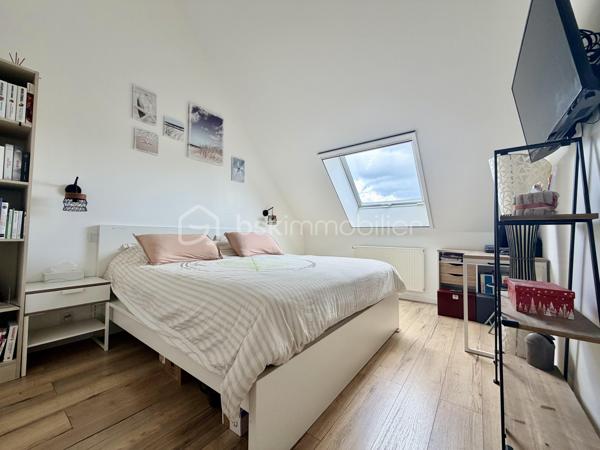 A VENDRE BALLANCOURT SUR ESSONNE (91610)
- SECTEUR RÉSIDENTIEL, CALME et RECHERCHE EN IMPASSE - SANS VIS A VIS - 
Proches de toutes commodités (bus, gare, écoles, commerces et transports)
PAVILLON INDIVIDUEL année 2005 de 5 pièces principales de 140 m2 ( sur terrain clos bien exposé de 510 m2 environ comprenant :

Au rez de chaussée: 
Entrée donnant sur une agréable pièce de vie réunissant Salon Séjour/cuisine équipée aménagée ouverte LUMINEUX et TRAVERSANT de 60 m2 environ avec accès direct à la terrasse de 30 m2 et au jardin SANS VIS A VIS exposé plein Sud, 1 rangement sous escalier, 1 buanderie, un garage motorisé attenant de 17 m² et 1 pièce complémentaire de 6 m² à terminer : bureau, salle d'eau, WC...

A l'étage: 
Palier donnant sur 3 GRANDES CHAMBRES avec rangement dont 1 avec DRESSING (16, 18 et 20 m² environ) et 1 belle salle de bains "Baignoire Balnéo" avec sèche serviette et plan de vasque + WC. 

A l’extérieur :
Jardin bien exposé.
1 abris de jardin.
Stationnement de 2 voitures en sus.

Les + :
DPE C
Beau volume et fort potentiel évolutif
Refait en 2022/2023 : Salle de bains balnéo, Vélux occultant avec moustiquaire
Carrelage RDC refait en 2025
Chaudière gaz à condensation.
Fenêtres double vitrage bois, 2 places de parking intérieur , fibre optique.
Secteur résidentiel calme en impasse, recherché proche des commodités