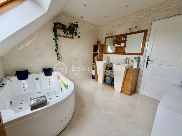 A VENDRE BALLANCOURT SUR ESSONNE (91610)
- SECTEUR RÉSIDENTIEL, CALME et RECHERCHE EN IMPASSE - SANS VIS A VIS - 
Proches de toutes commodités (bus, gare, écoles, commerces et transports)
PAVILLON INDIVIDUEL année 2005 de 5 pièces principales de 140 m2 ( sur terrain clos bien exposé de 510 m2 environ comprenant :

Au rez de chaussée: 
Entrée donnant sur une agréable pièce de vie réunissant Salon Séjour/cuisine équipée aménagée ouverte LUMINEUX et TRAVERSANT de 60 m2 environ avec accès direct à la terrasse de 30 m2 et au jardin SANS VIS A VIS exposé plein Sud, 1 rangement sous escalier, 1 buanderie, un garage motorisé attenant de 17 m² et 1 pièce complémentaire de 6 m² à terminer : bureau, salle d'eau, WC...

A l'étage: 
Palier donnant sur 3 GRANDES CHAMBRES avec rangement dont 1 avec DRESSING (16, 18 et 20 m² environ) et 1 belle salle de bains "Baignoire Balnéo" avec sèche serviette et plan de vasque + WC. 

A l’extérieur :
Jardin bien exposé.
1 abris de jardin.
Stationnement de 2 voitures en sus.

Les + :
DPE C
Beau volume et fort potentiel évolutif
Refait en 2022/2023 : Salle de bains balnéo, Vélux occultant avec moustiquaire
Carrelage RDC refait en 2025
Chaudière gaz à condensation.
Fenêtres double vitrage bois, 2 places de parking intérieur , fibre optique.
Secteur résidentiel calme en impasse, recherché proche des commodités