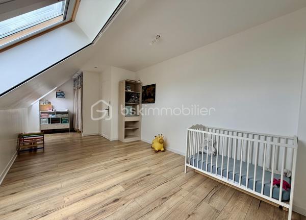 A VENDRE BALLANCOURT SUR ESSONNE (91610)
- SECTEUR RÉSIDENTIEL, CALME et RECHERCHE EN IMPASSE - SANS VIS A VIS - 
Proches de toutes commodités (bus, gare, écoles, commerces et transports)
PAVILLON INDIVIDUEL année 2005 de 5 pièces principales de 140 m2 ( sur terrain clos bien exposé de 510 m2 environ comprenant :

Au rez de chaussée: 
Entrée donnant sur une agréable pièce de vie réunissant Salon Séjour/cuisine équipée aménagée ouverte LUMINEUX et TRAVERSANT de 60 m2 environ avec accès direct à la terrasse de 30 m2 et au jardin SANS VIS A VIS exposé plein Sud, 1 rangement sous escalier, 1 buanderie, un garage motorisé attenant de 17 m² et 1 pièce complémentaire de 6 m² à terminer : bureau, salle d'eau, WC...

A l'étage: 
Palier donnant sur 3 GRANDES CHAMBRES avec rangement dont 1 avec DRESSING (16, 18 et 20 m² environ) et 1 belle salle de bains "Baignoire Balnéo" avec sèche serviette et plan de vasque + WC. 

A l’extérieur :
Jardin bien exposé.
1 abris de jardin.
Stationnement de 2 voitures en sus.

Les + :
DPE C
Beau volume et fort potentiel évolutif
Refait en 2022/2023 : Salle de bains balnéo, Vélux occultant avec moustiquaire
Carrelage RDC refait en 2025
Chaudière gaz à condensation.
Fenêtres double vitrage bois, 2 places de parking intérieur , fibre optique.
Secteur résidentiel calme en impasse, recherché proche des commodités