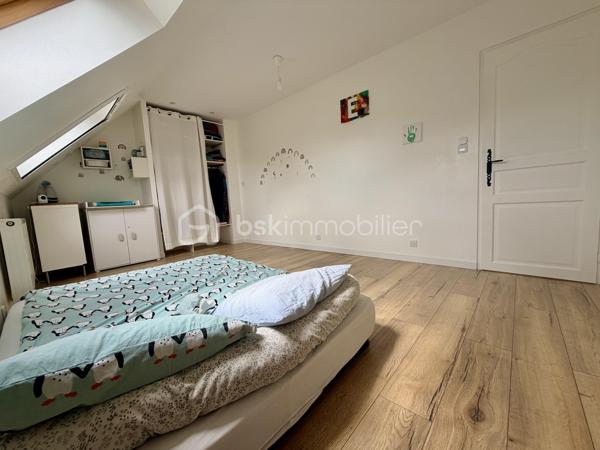 A VENDRE BALLANCOURT SUR ESSONNE (91610)
- SECTEUR RÉSIDENTIEL, CALME et RECHERCHE EN IMPASSE - SANS VIS A VIS - 
Proches de toutes commodités (bus, gare, écoles, commerces et transports)
PAVILLON INDIVIDUEL année 2005 de 5 pièces principales de 140 m2 ( sur terrain clos bien exposé de 510 m2 environ comprenant :

Au rez de chaussée: 
Entrée donnant sur une agréable pièce de vie réunissant Salon Séjour/cuisine équipée aménagée ouverte LUMINEUX et TRAVERSANT de 60 m2 environ avec accès direct à la terrasse de 30 m2 et au jardin SANS VIS A VIS exposé plein Sud, 1 rangement sous escalier, 1 buanderie, un garage motorisé attenant de 17 m² et 1 pièce complémentaire de 6 m² à terminer : bureau, salle d'eau, WC...

A l'étage: 
Palier donnant sur 3 GRANDES CHAMBRES avec rangement dont 1 avec DRESSING (16, 18 et 20 m² environ) et 1 belle salle de bains "Baignoire Balnéo" avec sèche serviette et plan de vasque + WC. 

A l’extérieur :
Jardin bien exposé.
1 abris de jardin.
Stationnement de 2 voitures en sus.

Les + :
DPE C
Beau volume et fort potentiel évolutif
Refait en 2022/2023 : Salle de bains balnéo, Vélux occultant avec moustiquaire
Carrelage RDC refait en 2025
Chaudière gaz à condensation.
Fenêtres double vitrage bois, 2 places de parking intérieur , fibre optique.
Secteur résidentiel calme en impasse, recherché proche des commodités
