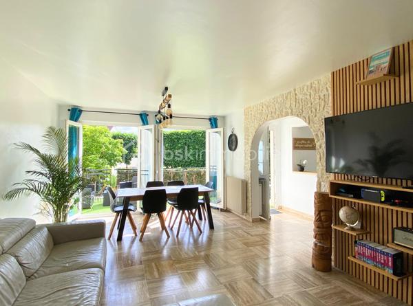 Maison spacieuse de 144 m2, totalement rénovée, idéalement située dans le quartier calme de Savigny Plateau. 
Proche des écoles maternelle et primaire Jules Ferry (8 mn à pied), du collège des Gatines (10 mn à pied), des commerces, et restaurants accessibles à pied, 15 mn de la gare à pied, cette maison familiale est idéale pour une vie de famille.

- Au rez-de-chaussée vous profiterez d'un salon séjour lumineux, orienté Sud, avec accès terrasse & jardin, une cuisine semi ouverte, 2 chambres, salle d'eau, et WC séparés. 
- Le premier étage dessert 2 chambres supplémentaires, 1 bureau, 1 salle d'eau et dressing-rangement. 
- La maison dispose d'un sous-sol complet avec buanderie, garage, grande pièce de 20m2 totalement rénovée, et chaufferie (avec toilettes, & point d'eau). 
- Nombreux espaces de rangement pour une organisation optimale. 
- Excellent DPE en C - A. 
- Dépenses énergétiques faibles.
- Chauffage pompe à chaleur air-eau de 2023. 
- Adoucisseur d'eau de 2020.
- Fenêtres double vitrage, PVC, volets roulants, porte de garage électrique. 
- Tableau électrique neuf (été 2025).
- Fibre
- Taxe foncière de 2 200€. 

Grands axes accessibles très rapidement : 
Gare de Savigny sur Orge, Ligne RER C, 15 minutes pied.
Autoroute A6 en 5 mn, Aéroport d'Orly en 10 mn par la N7.
Station Chevilly-Larue à 15 mn de la maison, pour utiliser la Ligne de métro 14. 
T12 d'Epinay sur Orge en 8 mn. 

Cette maison est idéale pour ceux qui recherchent espace, confort et convivialité dans cette maison sans travaux, aux portes de PARIS. 
C'est une maison qui respire le bonheur, où vous serez heureux.
VIDEO SUR DEMANDE par Whatsapp.