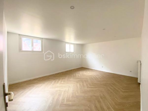 Maison spacieuse de 144 m2, totalement rénovée, idéalement située dans le quartier calme de Savigny Plateau. 
Proche des écoles maternelle et primaire Jules Ferry (8 mn à pied), du collège des Gatines (10 mn à pied), des commerces, et restaurants accessibles à pied, 15 mn de la gare à pied, cette maison familiale est idéale pour une vie de famille.

- Au rez-de-chaussée vous profiterez d'un salon séjour lumineux, orienté Sud, avec accès terrasse & jardin, une cuisine semi ouverte, 2 chambres, salle d'eau, et WC séparés. 
- Le premier étage dessert 2 chambres supplémentaires, 1 bureau, 1 salle d'eau et dressing-rangement. 
- La maison dispose d'un sous-sol complet avec buanderie, garage, grande pièce de 20m2 totalement rénovée, et chaufferie (avec toilettes, & point d'eau). 
- Nombreux espaces de rangement pour une organisation optimale. 
- Excellent DPE en C - A. 
- Dépenses énergétiques faibles.
- Chauffage pompe à chaleur air-eau de 2023. 
- Adoucisseur d'eau de 2020.
- Fenêtres double vitrage, PVC, volets roulants, porte de garage électrique. 
- Tableau électrique neuf (été 2025).
- Fibre
- Taxe foncière de 2 200€. 

Grands axes accessibles très rapidement : 
Gare de Savigny sur Orge, Ligne RER C, 15 minutes pied.
Autoroute A6 en 5 mn, Aéroport d'Orly en 10 mn par la N7.
Station Chevilly-Larue à 15 mn de la maison, pour utiliser la Ligne de métro 14. 
T12 d'Epinay sur Orge en 8 mn. 

Cette maison est idéale pour ceux qui recherchent espace, confort et convivialité dans cette maison sans travaux, aux portes de PARIS. 
C'est une maison qui respire le bonheur, où vous serez heureux.
VIDEO SUR DEMANDE par Whatsapp.