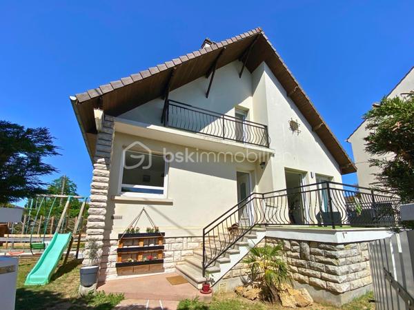 Maison spacieuse de 144 m2, totalement rénovée, idéalement située dans le quartier calme de Savigny Plateau. 
Proche des écoles maternelle et primaire Jules Ferry (8 mn à pied), du collège des Gatines (10 mn à pied), des commerces, et restaurants accessibles à pied, 15 mn de la gare à pied, cette maison familiale est idéale pour une vie de famille.

- Au rez-de-chaussée vous profiterez d'un salon séjour lumineux, orienté Sud, avec accès terrasse & jardin, une cuisine semi ouverte, 2 chambres, salle d'eau, et WC séparés. 
- Le premier étage dessert 2 chambres supplémentaires, 1 bureau, 1 salle d'eau et dressing-rangement. 
- La maison dispose d'un sous-sol complet avec buanderie, garage, grande pièce de 20m2 totalement rénovée, et chaufferie (avec toilettes, & point d'eau). 
- Nombreux espaces de rangement pour une organisation optimale. 
- Excellent DPE en C - A. 
- Dépenses énergétiques faibles.
- Chauffage pompe à chaleur air-eau de 2023. 
- Adoucisseur d'eau de 2020.
- Fenêtres double vitrage, PVC, volets roulants, porte de garage électrique. 
- Tableau électrique neuf (été 2025).
- Fibre
- Taxe foncière de 2 200€. 

Grands axes accessibles très rapidement : 
Gare de Savigny sur Orge, Ligne RER C, 15 minutes pied.
Autoroute A6 en 5 mn, Aéroport d'Orly en 10 mn par la N7.
Station Chevilly-Larue à 15 mn de la maison, pour utiliser la Ligne de métro 14. 
T12 d'Epinay sur Orge en 8 mn. 

Cette maison est idéale pour ceux qui recherchent espace, confort et convivialité dans cette maison sans travaux, aux portes de PARIS. 
C'est une maison qui respire le bonheur, où vous serez heureux.
VIDEO SUR DEMANDE par Whatsapp.