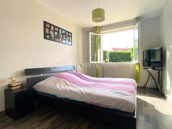 Maison spacieuse de 144 m2, totalement rénovée, idéalement située dans le quartier calme de Savigny Plateau. 
Proche des écoles maternelle et primaire Jules Ferry (8 mn à pied), du collège des Gatines (10 mn à pied), des commerces, et restaurants accessibles à pied, 15 mn de la gare à pied, cette maison familiale est idéale pour une vie de famille.

- Au rez-de-chaussée vous profiterez d'un salon séjour lumineux, orienté Sud, avec accès terrasse & jardin, une cuisine semi ouverte, 2 chambres, salle d'eau, et WC séparés. 
- Le premier étage dessert 2 chambres supplémentaires, 1 bureau, 1 salle d'eau et dressing-rangement. 
- La maison dispose d'un sous-sol complet avec buanderie, garage, grande pièce de 20m2 totalement rénovée, et chaufferie (avec toilettes, & point d'eau). 
- Nombreux espaces de rangement pour une organisation optimale. 
- Excellent DPE en C - A. 
- Dépenses énergétiques faibles.
- Chauffage pompe à chaleur air-eau de 2023. 
- Adoucisseur d'eau de 2020.
- Fenêtres double vitrage, PVC, volets roulants, porte de garage électrique. 
- Tableau électrique neuf (été 2025).
- Fibre
- Taxe foncière de 2 200€. 

Grands axes accessibles très rapidement : 
Gare de Savigny sur Orge, Ligne RER C, 15 minutes pied.
Autoroute A6 en 5 mn, Aéroport d'Orly en 10 mn par la N7.
Station Chevilly-Larue à 15 mn de la maison, pour utiliser la Ligne de métro 14. 
T12 d'Epinay sur Orge en 8 mn. 

Cette maison est idéale pour ceux qui recherchent espace, confort et convivialité dans cette maison sans travaux, aux portes de PARIS. 
C'est une maison qui respire le bonheur, où vous serez heureux.
VIDEO SUR DEMANDE par Whatsapp.