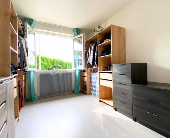 Maison spacieuse de 144 m2, totalement rénovée, idéalement située dans le quartier calme de Savigny Plateau. 
Proche des écoles maternelle et primaire Jules Ferry (8 mn à pied), du collège des Gatines (10 mn à pied), des commerces, et restaurants accessibles à pied, 15 mn de la gare à pied, cette maison familiale est idéale pour une vie de famille.

- Au rez-de-chaussée vous profiterez d'un salon séjour lumineux, orienté Sud, avec accès terrasse & jardin, une cuisine semi ouverte, 2 chambres, salle d'eau, et WC séparés. 
- Le premier étage dessert 2 chambres supplémentaires, 1 bureau, 1 salle d'eau et dressing-rangement. 
- La maison dispose d'un sous-sol complet avec buanderie, garage, grande pièce de 20m2 totalement rénovée, et chaufferie (avec toilettes, & point d'eau). 
- Nombreux espaces de rangement pour une organisation optimale. 
- Excellent DPE en C - A. 
- Dépenses énergétiques faibles.
- Chauffage pompe à chaleur air-eau de 2023. 
- Adoucisseur d'eau de 2020.
- Fenêtres double vitrage, PVC, volets roulants, porte de garage électrique. 
- Tableau électrique neuf (été 2025).
- Fibre
- Taxe foncière de 2 200€. 

Grands axes accessibles très rapidement : 
Gare de Savigny sur Orge, Ligne RER C, 15 minutes pied.
Autoroute A6 en 5 mn, Aéroport d'Orly en 10 mn par la N7.
Station Chevilly-Larue à 15 mn de la maison, pour utiliser la Ligne de métro 14. 
T12 d'Epinay sur Orge en 8 mn. 

Cette maison est idéale pour ceux qui recherchent espace, confort et convivialité dans cette maison sans travaux, aux portes de PARIS. 
C'est une maison qui respire le bonheur, où vous serez heureux.
VIDEO SUR DEMANDE par Whatsapp.