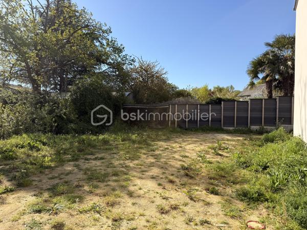 À vendre terrain à bâtir d’environ 190 m² situé sur la commune de Rennes.

- Emplacement recherché :

Proche centre-ville
À seulement 8 minutes en voiture de la gare SNCF de Rennes
Environ 14 minutes en transports

- Caractéristiques :

Surface : ~190 m²
Zone PLU : UE2C
Terrain non viabilisé (réseaux en bordure : eau, électricité, tout-à-l’égout)
Libre de constructeur

Idéal pour un projet de résidence principale ou pour un investissement locatif

- Les + :

Secteur recherché sur Rennes
Bonne configuration du terrain
Proximité immédiate des commodités et transports

Opportunité rare sur le secteur – contactez-moi rapidement pour plus d’informations et organiser une visite.
