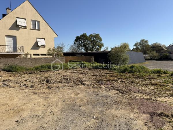 À vendre terrain à bâtir d’environ 190 m² situé sur la commune de Rennes.

- Emplacement recherché :

Proche centre-ville
À seulement 8 minutes en voiture de la gare SNCF de Rennes
Environ 14 minutes en transports

- Caractéristiques :

Surface : ~190 m²
Zone PLU : UE2C
Terrain non viabilisé (réseaux en bordure : eau, électricité, tout-à-l’égout)
Libre de constructeur

Idéal pour un projet de résidence principale ou pour un investissement locatif

- Les + :

Secteur recherché sur Rennes
Bonne configuration du terrain
Proximité immédiate des commodités et transports

Opportunité rare sur le secteur – contactez-moi rapidement pour plus d’informations et organiser une visite.