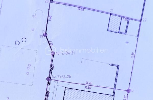 À vendre terrain à bâtir d’environ 190 m² situé sur la commune de Rennes.

- Emplacement recherché :

Proche centre-ville
À seulement 8 minutes en voiture de la gare SNCF de Rennes
Environ 14 minutes en transports

- Caractéristiques :

Surface : ~190 m²
Zone PLU : UE2C
Terrain non viabilisé (réseaux en bordure : eau, électricité, tout-à-l’égout)
Libre de constructeur

Idéal pour un projet de résidence principale ou pour un investissement locatif

- Les + :

Secteur recherché sur Rennes
Bonne configuration du terrain
Proximité immédiate des commodités et transports

Opportunité rare sur le secteur – contactez-moi rapidement pour plus d’informations et organiser une visite.