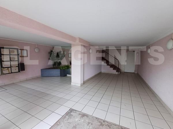 Appartement 65m² , 2 Ch. Lumineux. Résidence calme. Proche Commerces et Ecoles.
