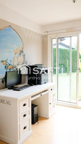 Superbe maison plain-pied baignée de lumière avec double garage et piscine