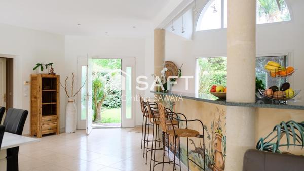 Superbe maison plain-pied baignée de lumière avec double garage et piscine