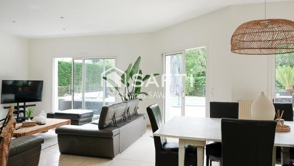 Superbe maison plain-pied baignée de lumière avec double garage et piscine