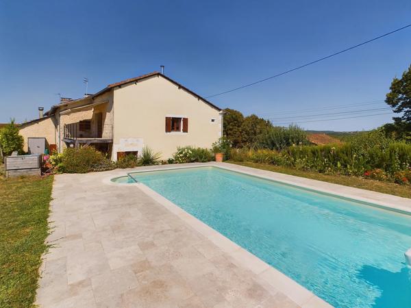 Propriété dans hameau de trois chambres avec vue imprenable.
