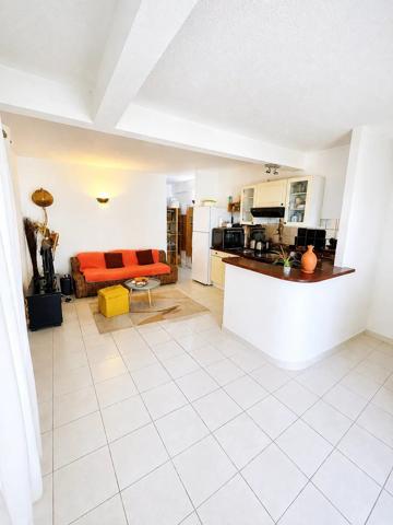 Vente                                                      Appartement
                        
                     2 pièces                                         à Saint-Joseph