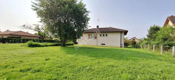 Villa sur sous-sol offrant 3 chambres, proche des commodités dans un environnement calme