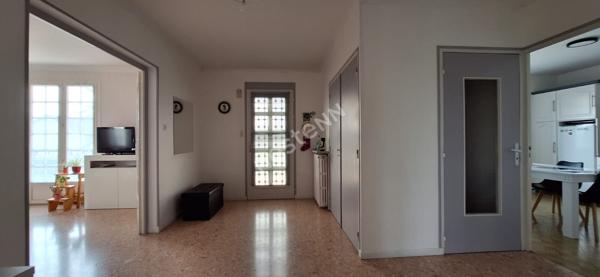 Villa sur sous-sol offrant 3 chambres, proche des commodités dans un environnement calme