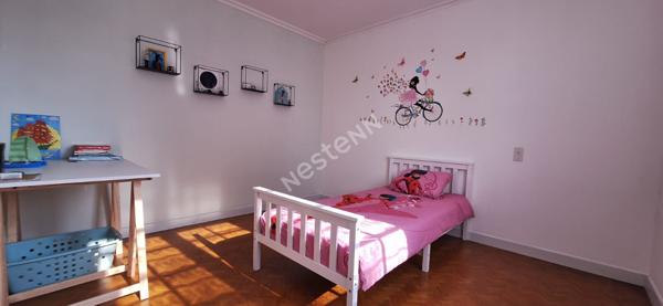 Villa sur sous-sol offrant 3 chambres, proche des commodités dans un environnement calme