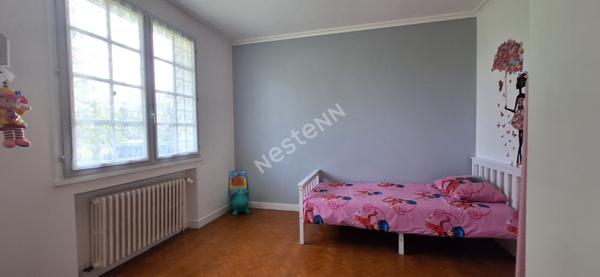 Villa sur sous-sol offrant 3 chambres, proche des commodités dans un environnement calme