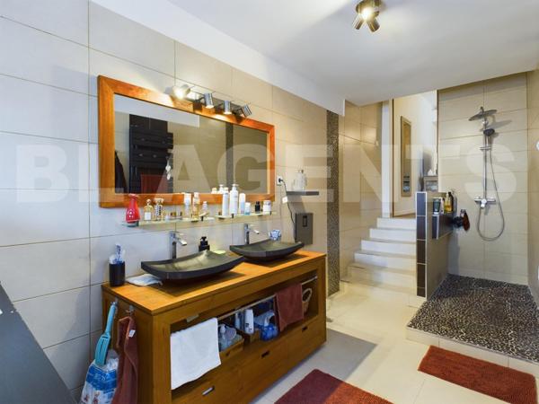 EXCEPTIONNEL CORP DE FERME ENTIEREMENT RENOVE