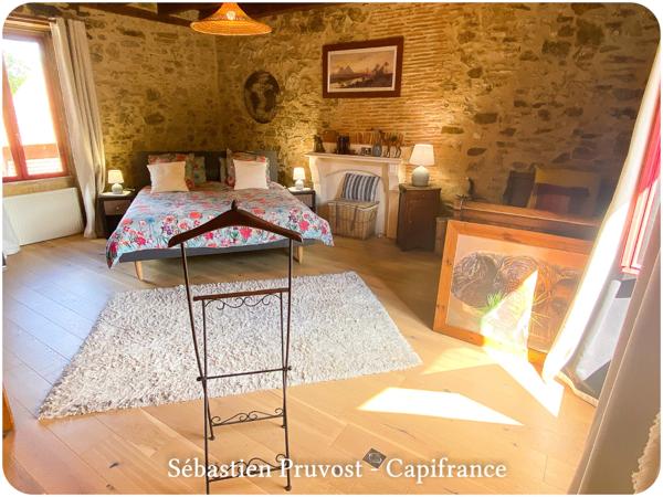 Dpt Dordogne (24), à vendre 11 pièces proche Thiviers (24) propriété de 325 m², terrain 22200 m², dépendance, piscine.