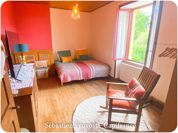 Dpt Dordogne (24), à vendre 11 pièces proche Thiviers (24) propriété de 325 m², terrain 22200 m², dépendance, piscine.