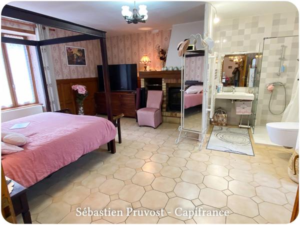 Dpt Dordogne (24), à vendre 11 pièces proche Thiviers (24) propriété de 325 m², terrain 22200 m², dépendance, piscine.