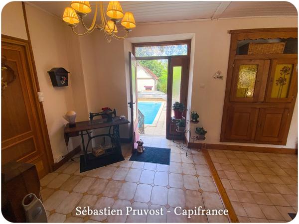 Dpt Dordogne (24), à vendre 11 pièces proche Thiviers (24) propriété de 325 m², terrain 22200 m², dépendance, piscine.