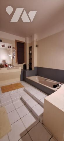 VIC-FEZENSAC, centre ville maison de maître de 300m² cour et terrasse.