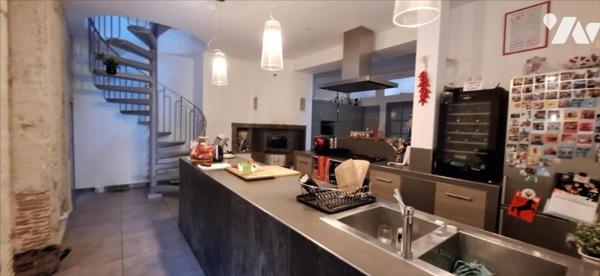 VIC-FEZENSAC, centre ville maison de maître de 300m² cour et terrasse.