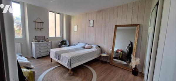 VIC-FEZENSAC, centre ville maison de maître de 300m² cour et terrasse.