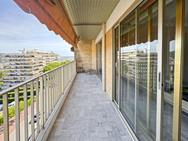 Le Cannet Secteur Montjoly Appartement 3 pièces de 85,20 m² avec vue dégagée et aperçu mer