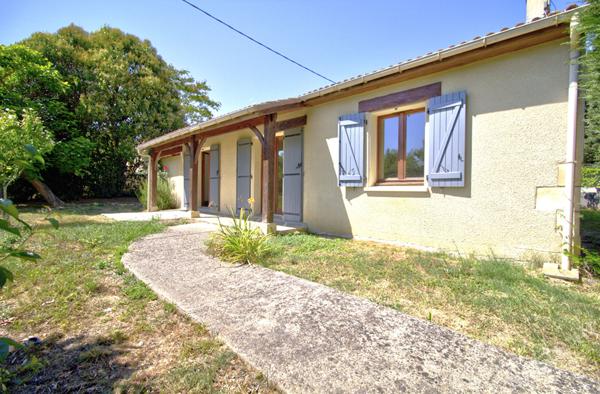 Proche d'Agen - Maison de plain-pied de 4 pièces principales de 84 m² avec garage et jardin.