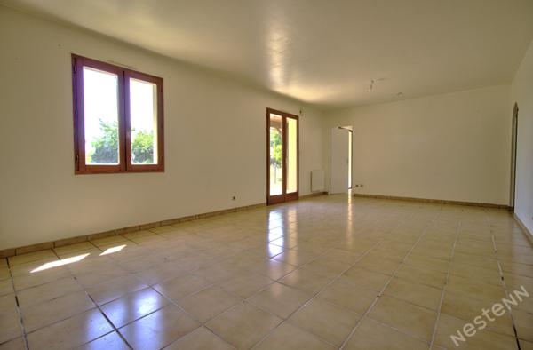 Proche d'Agen - Maison de plain-pied de 4 pièces principales de 84 m² avec garage et jardin.