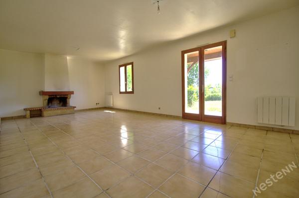 Proche d'Agen - Maison de plain-pied de 4 pièces principales de 84 m² avec garage et jardin.