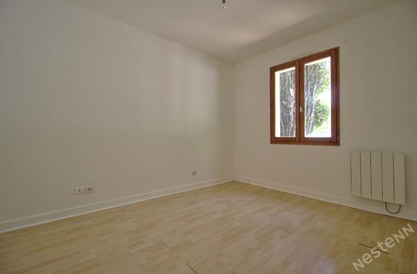 Proche d'Agen - Maison de plain-pied de 4 pièces principales de 84 m² avec garage et jardin.