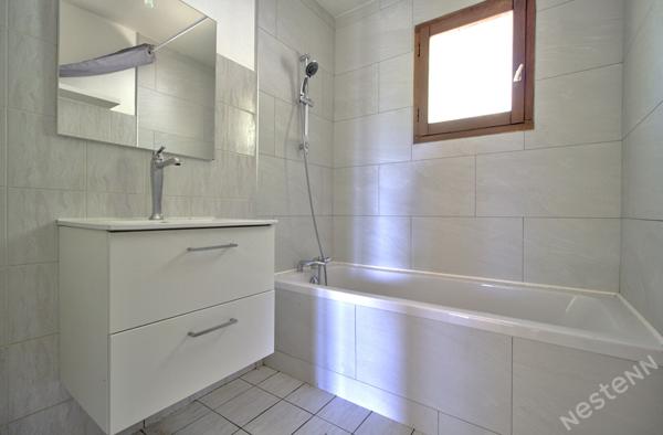 Proche d'Agen - Maison de plain-pied de 4 pièces principales de 84 m² avec garage et jardin.